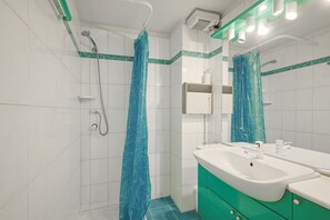Shower, hair dryer, bidet, towels