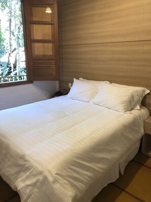 Svit Standard - tillgänglighetsanpassat - utsikt mot trädgården | Minibar, individuell inredning, unika möbler och mörkläggningsgardiner