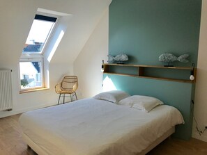 4 bedrooms, iron/ironing board, free WiFi, bed sheets