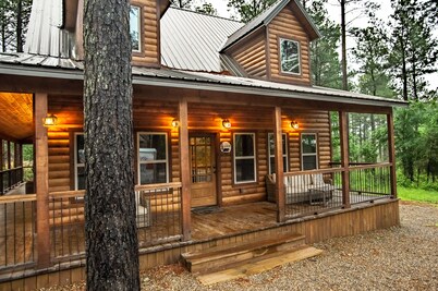 Cozy 3 bedroom cabin close to state park with hot tub and outdoor fireplace!