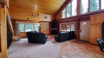 Smart-tv, een open haard, een dvd-speler en tafelvoetbal