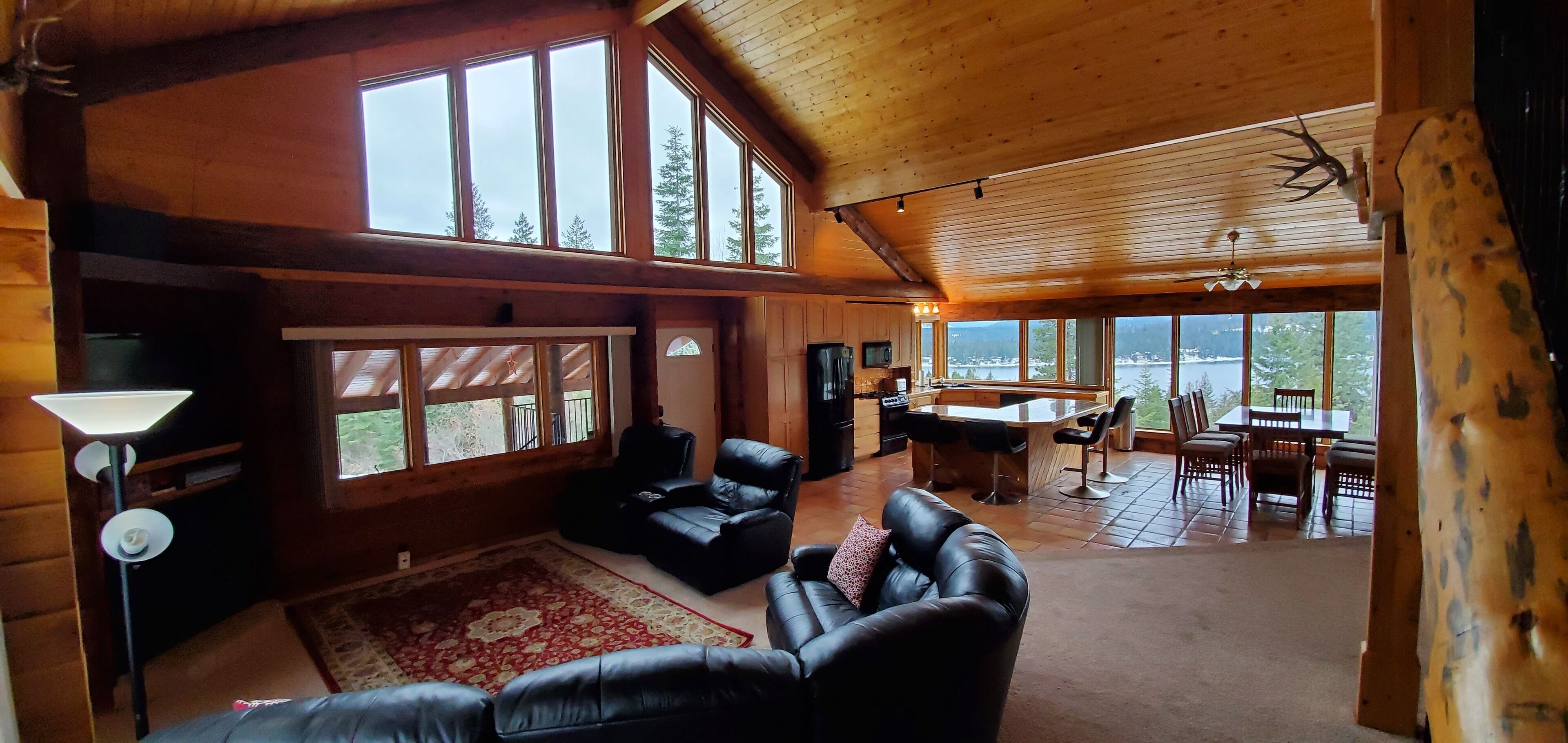 Älytelevisio, takka, DVD-soitin, pöytäjalkapallopöytä