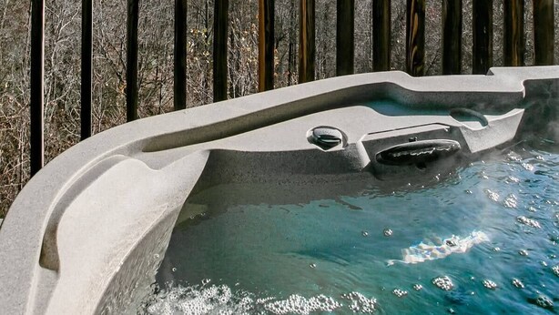 Un bain à remous avec vue sur les montagnes.