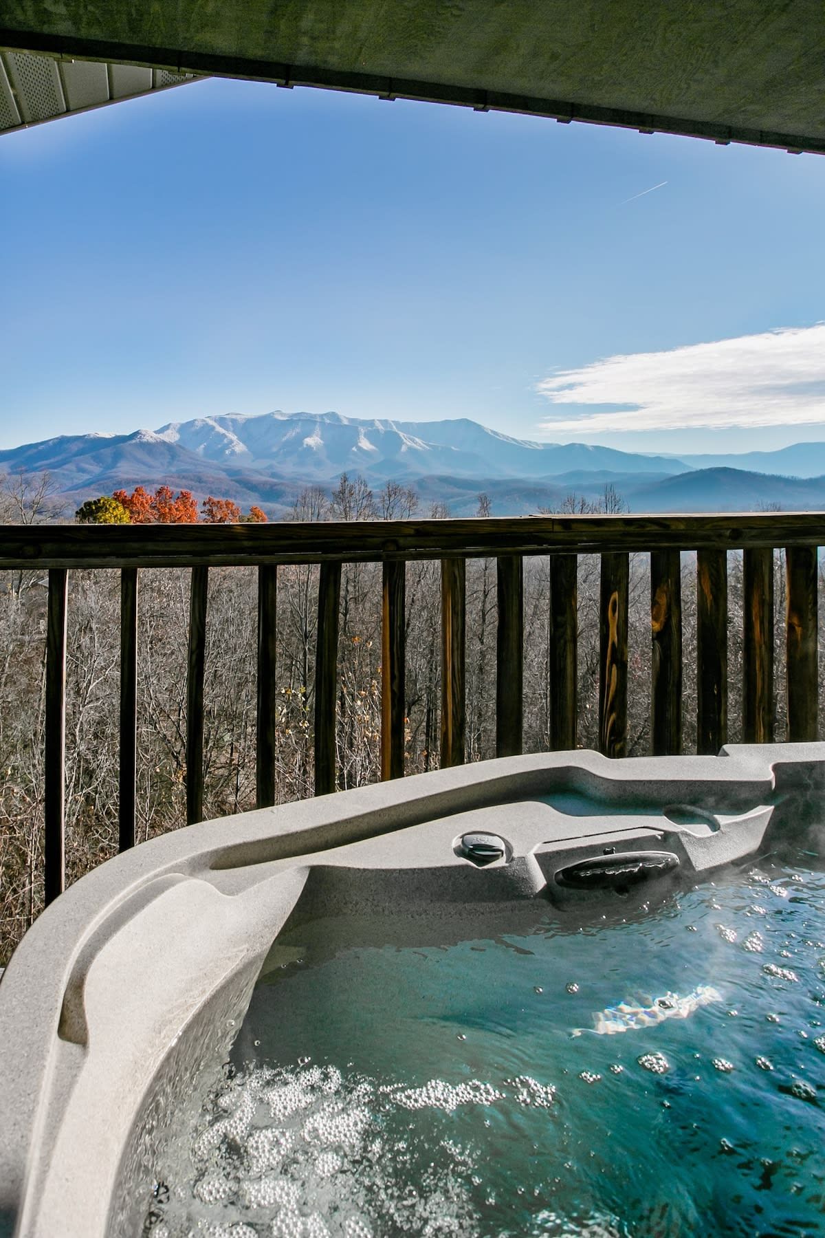 Un jacuzzi con vista a las montañas.