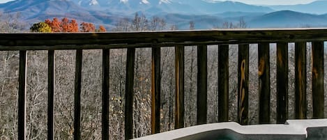 Un jacuzzi con vista a las montañas.
