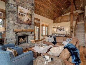 TV, fireplace, video games, stereo - Big Sky Vacation Rentals: Cowboy Suite 3C (Big Sky)