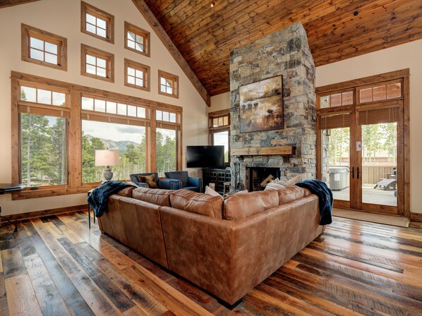 TV, fireplace, video games, stereo - Big Sky Vacation Rentals: Cowboy Suite 3C (Big Sky)