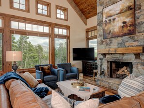 TV, fireplace, video games, stereo - Big Sky Vacation Rentals: Cowboy Suite 3C (Big Sky)