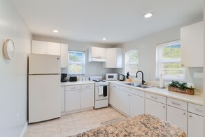 Fridge, microwave, oven, stovetop - ☀ A Gorgeous City Condo☀ (Hollywood)