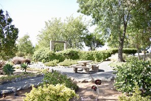 Outdoor dining - Rancho el Parral in Valle de Guadalupe Surrounded by nature (Ensenada)