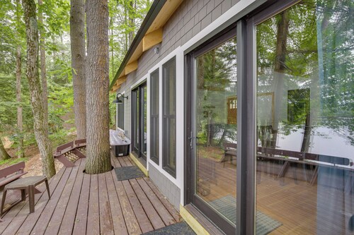 Lakefront Hartford Cabin w/ Canoe & Boat Ramp