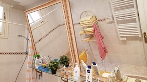 Ensemble douche/baignoire, sĂšche-cheveux, bidet, serviettes fournies