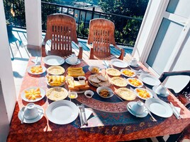 Se ofrece un desayuno completo todos los días (por un coste adicional)