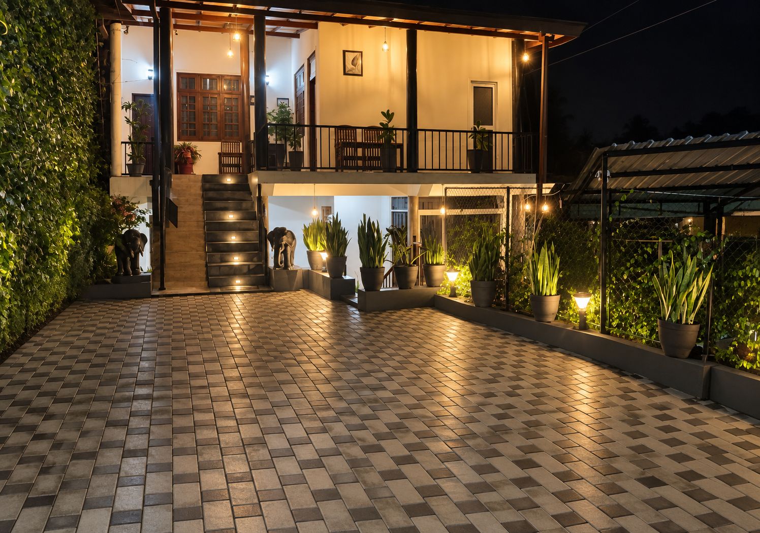 Depan hartanah - siang/malam