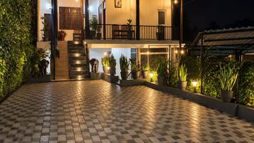 Depan hartanah - siang/malam