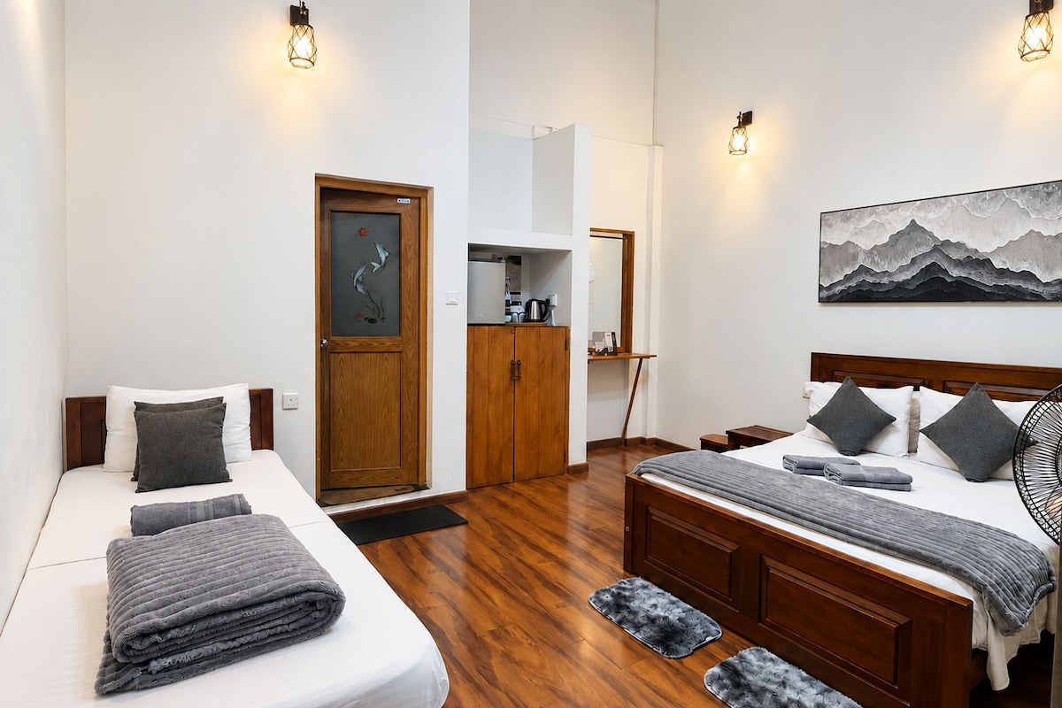 Deluxe Triple Room, 1 Bedroom, Private Bathroom | Minibar, desk, laptop workspace, soundproofing