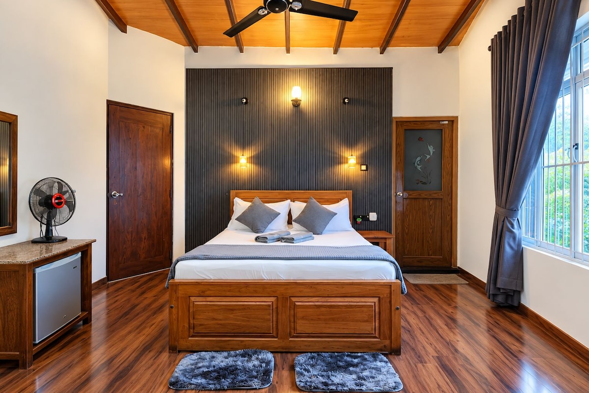Superior Double Room, 1 Bedroom, Mountain View, Mountainside | Minibar, desk, laptop workspace, soundproofing