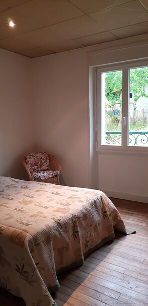 2 bedrooms, desk, iron/ironing board, free WiFi