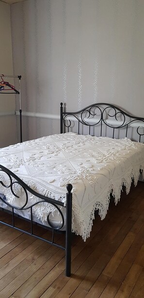 2 Schlafzimmer, Bügeleisen/Bügelbrett, Bettwäsche