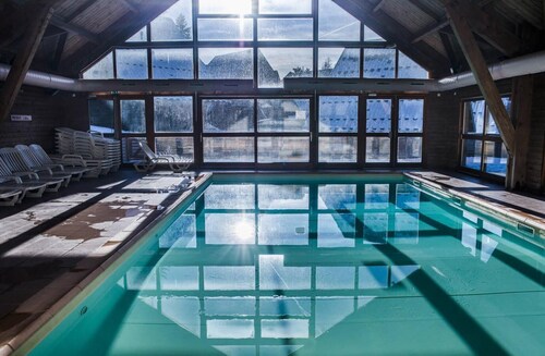 Chalet, 150m du centre station, vue montagne, piscine, sauna, terrasse, parking, télévision