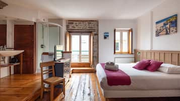 3 chambres, chambres insonorisées, fer et planche à repasser