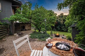Outdoor dining - Delightful DT Bungalow, Walk to Town, Firepit, BBQ, ❤️ of NRG (Fayetteville)