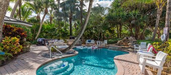 Chateau de la Mer: Gated Fla Beach Estate w/ heated pool, hot tub, elevator.