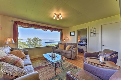 Waterfront Home ~ 6 Mi to Olympic National Park!