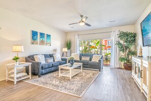 Smart TV - Remodeled home, shared pool & 5 MIN WALK TO BEACH (Miramar Beach)