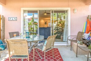 Outdoor dining - Remodeled  home, shared pool & 5 MIN WALK TO BEACH (Miramar Beach)