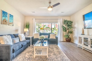 Smart TV - Remodeled home, shared pool & 5 MIN WALK TO BEACH (Miramar Beach)