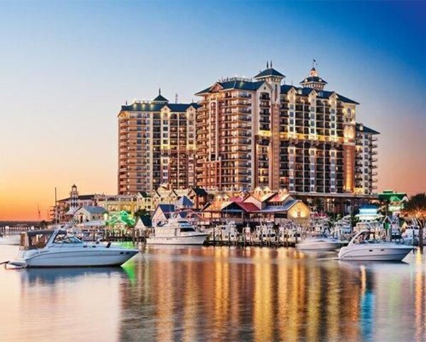 Marina - Remodeled home, shared pool & 5 MIN WALK TO BEACH (Miramar Beach)