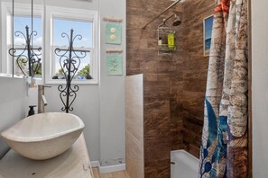 Dusche, Haartrockner, Handtücher, Seife