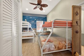 2 habitaciones, tabla de planchar con plancha y cuna de viaje 