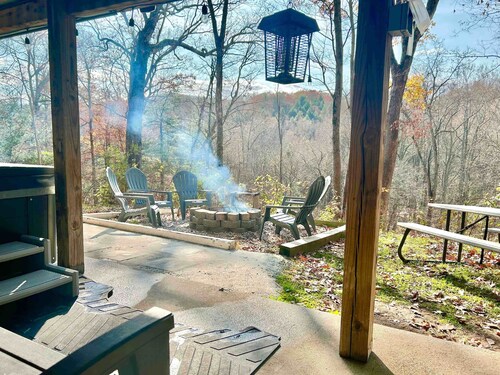Hidden Gem in the woods with hot tub