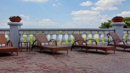 **NEWLY RENOVATED** 2 Bedroom Resort Condo Walking distance to UNIVERSAL 