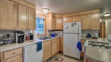 Kühlschrank, Mikrowelle, Herdplatte, Geschirrspüler