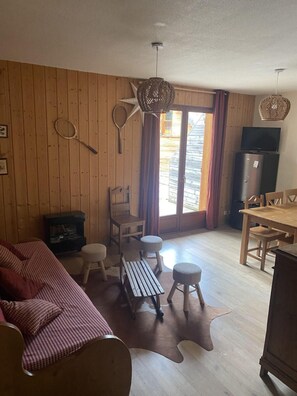 Living area - Chalet, 150m from resort center, view mountain, swimming pool, sauna, terrace, parking, tv (Agnières-en-Dévoluy)