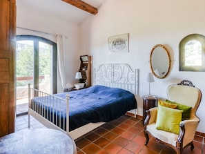 4 bedrooms, iron/ironing board, bed sheets
