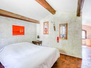 4 habitaciones, tabla de planchar con plancha y ropa de cama 
