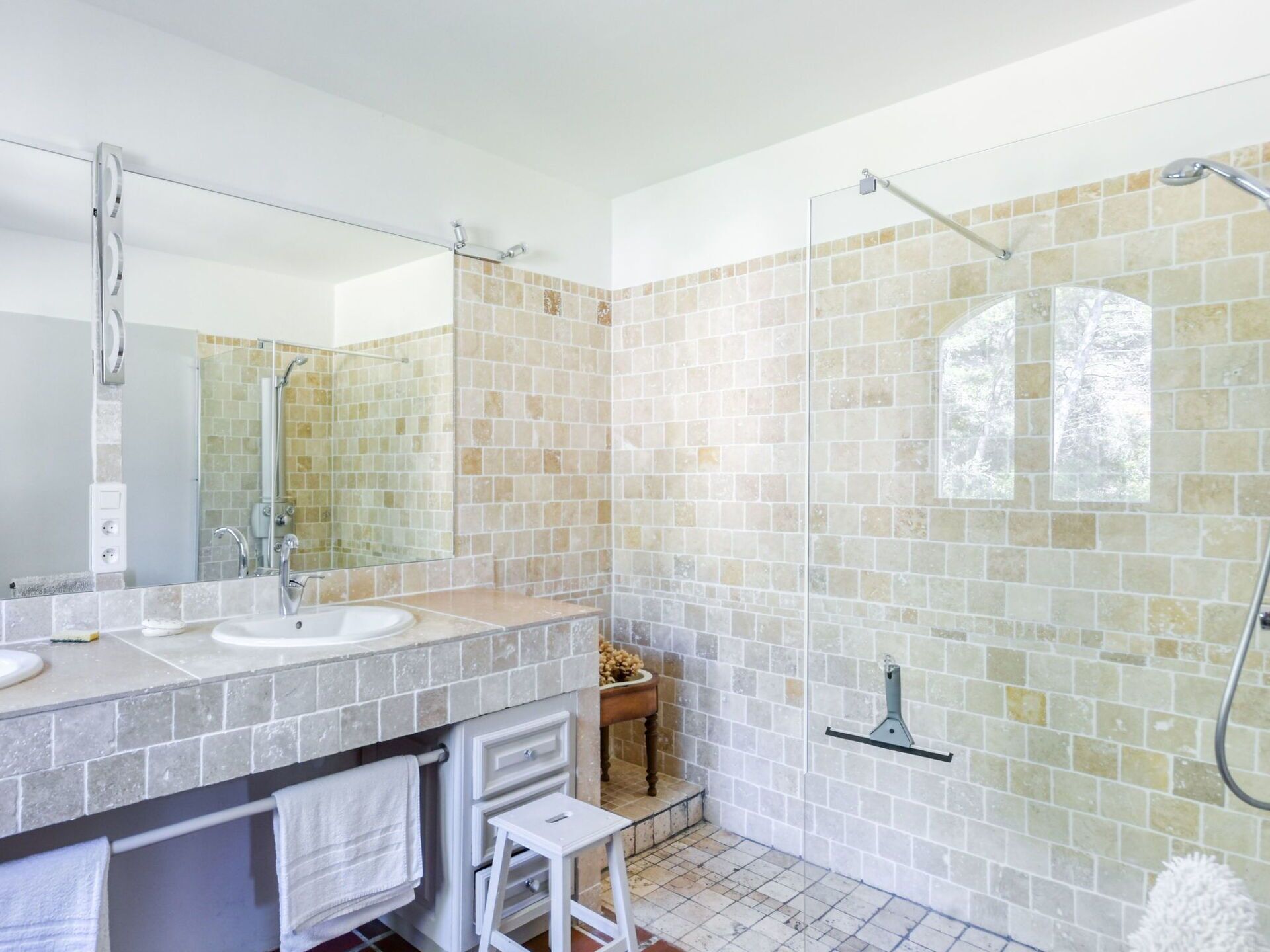 Sèche-cheveux, serviettes fournies