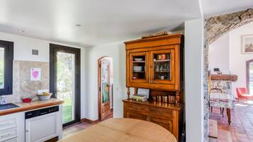 Micro-ondes, four, lave-vaisselle, congélateur