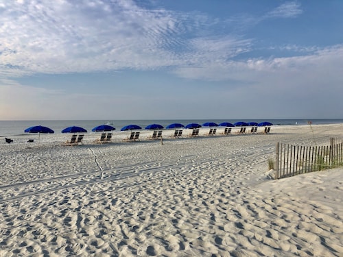 Gorgeous renovation fully complete in 2024! 5 min walk to beach on lagoon.