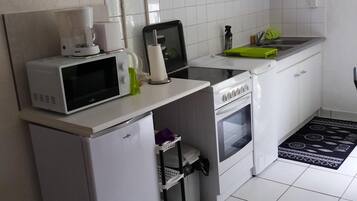 Een koelkast, een microgolfoven, een oven, een kookplaat