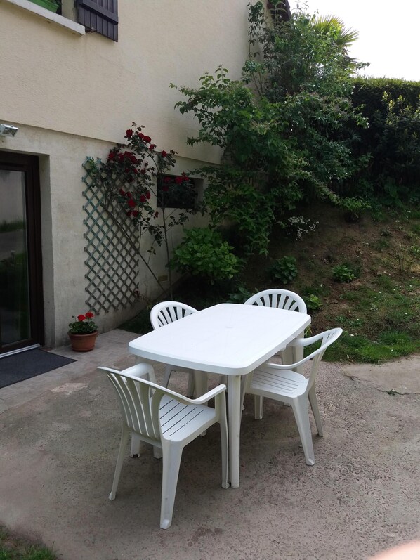 Outdoor dining - OUISTREHAM Large 35m2 studio at 150m from the sea (Ouistreham)