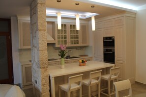 Réfrigérateur, four, plaque de cuisson, lave-vaisselle