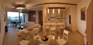 Télévision, cheminée, chaîne hi-fi