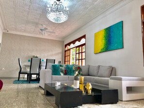 TV connectée, livres, chaîne hi-fi