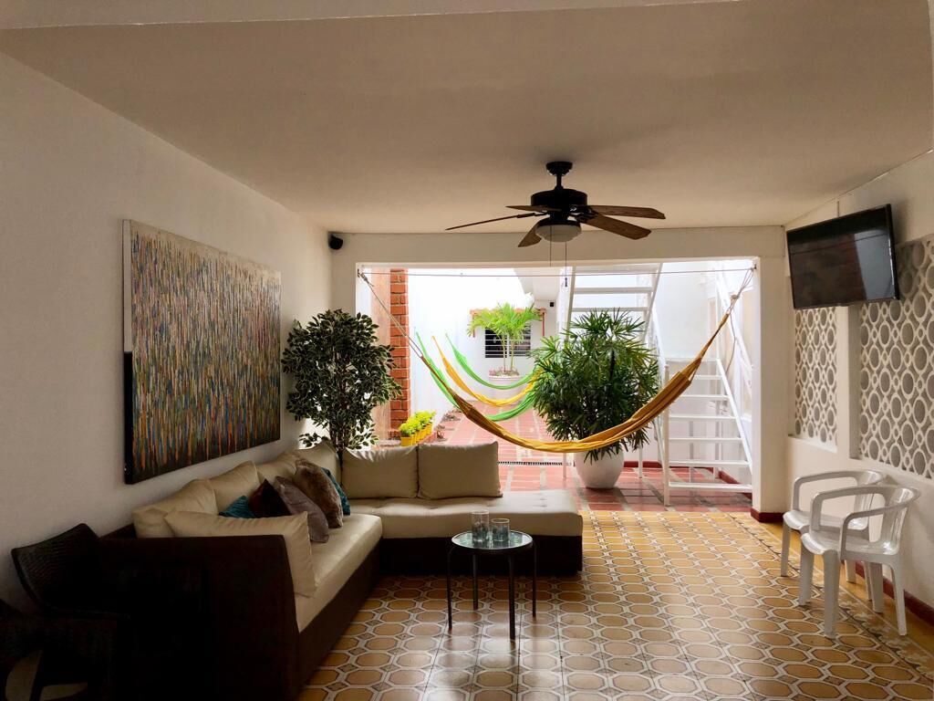 Smart TV, libros y estéreo 