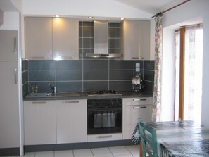 Kühlschrank, Mikrowelle, Ofen, Herdplatte